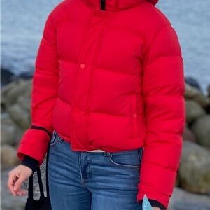 Aritzia Super Puff shorty red matte XS